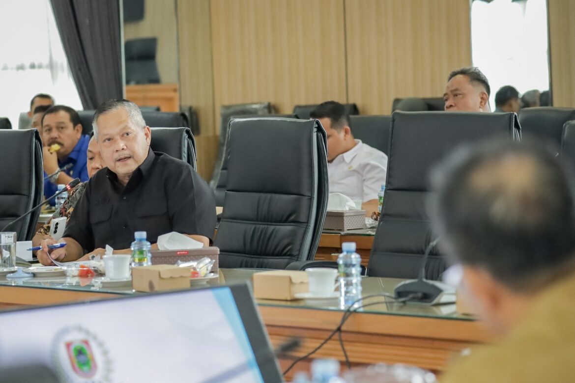 Anggota Banggar DPRD Provinsi Kalsel H Gusti Iskandar Sukma Alamsyah, SE, MM kritik rencana penggunaan dana pendidikan Rp105 miliar hanya untuk perbaikan toilet-toilet di sekolah menengah atas.(foto : humasdprdkalsel)
