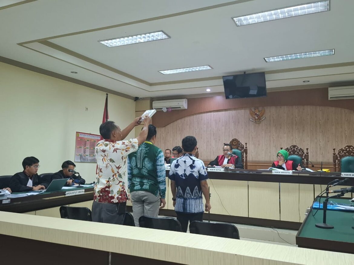 Dua saksi yang dihadirkan jaksa pada perkara korupsi dengan terdakwa Reza Arpiansyah, Direktur PT Asabaru Dayacipta Lestari (PT ADL) Perseroda Balangan. (Foto: Filarianti)