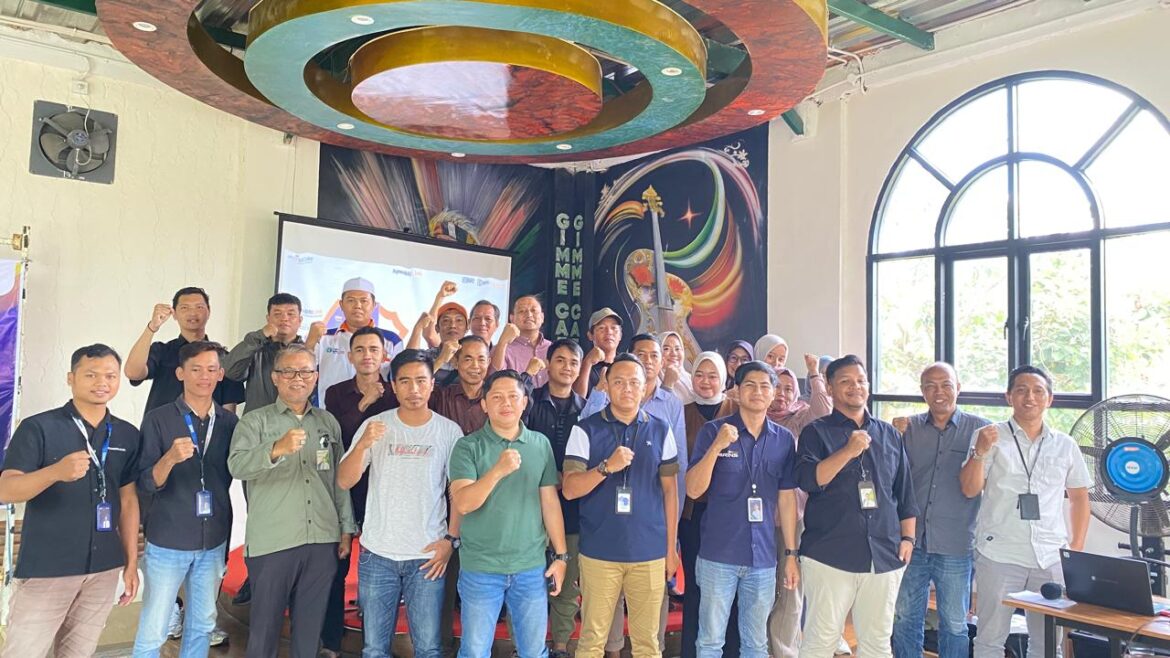 KOLABORASI BRILINK - Puluhan Agen BRILink Tanah Bumbu saat foto bersama usai berkolaborasi guna memudahkan pembayaran iuran peserta BPJS Ketenagakerjaan setempat, yang dilaksanakan di Gimme Cafe Tanah Bumbu, Rabu (4/6/2025).(foto : ist)