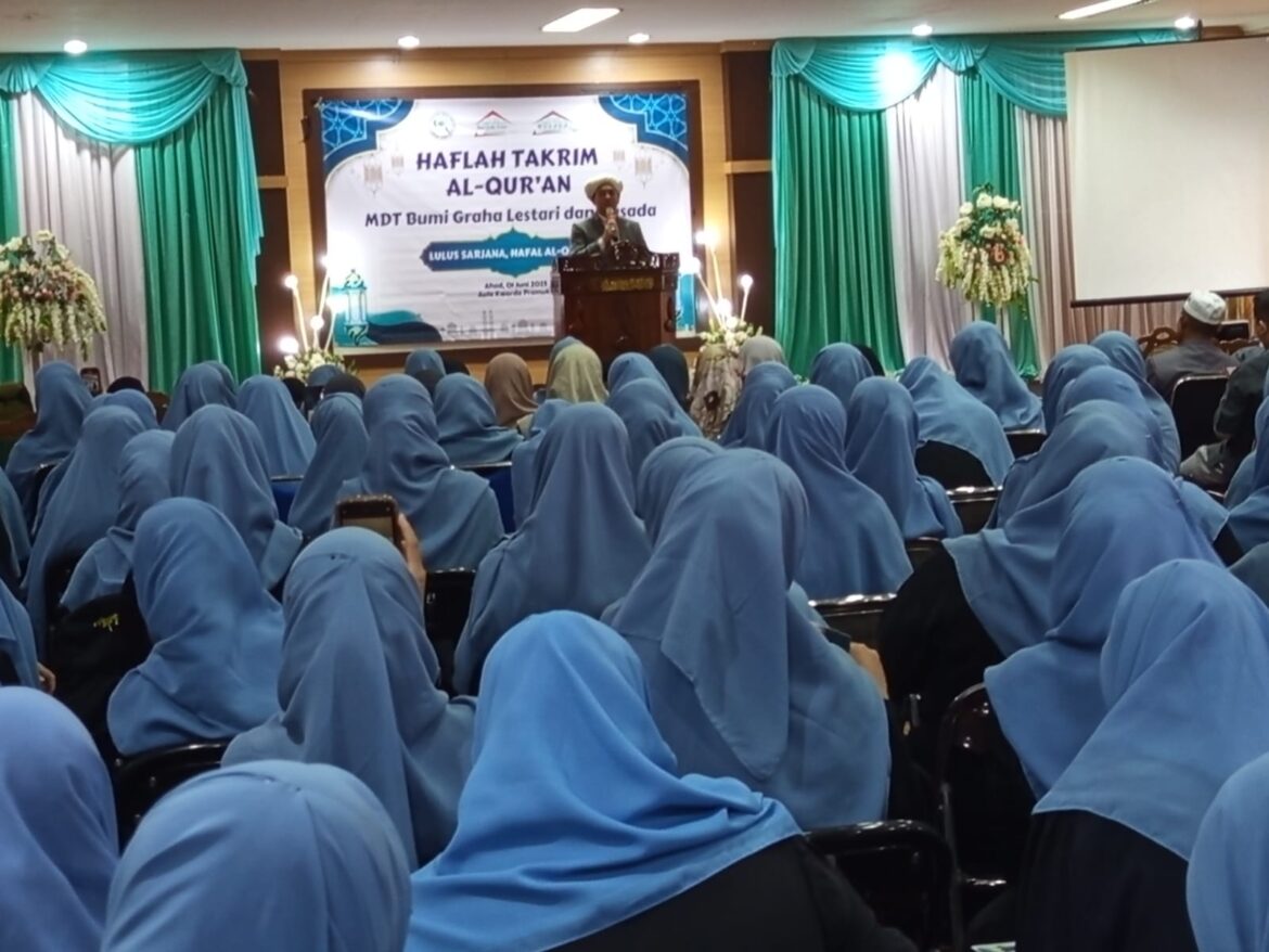 Ustadz kondang KH M Rasyid Ridha Menyampaikan Pesan Buat Wisuda Penghafal Al Quran MDT Bumi Graha Lestari dan Husada (foto:afdi)