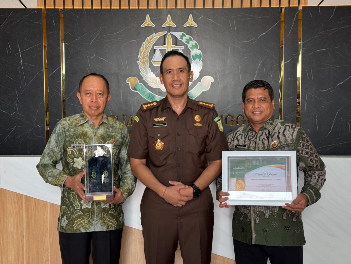Asisten Intelijen Kejati Kalsel, I Wayan Wiradarma, saat foto bersama penerima penghargaan, salah satunya Kepala BPN Banjarbaru Dr Soehaimi, SH, MH (kanan).