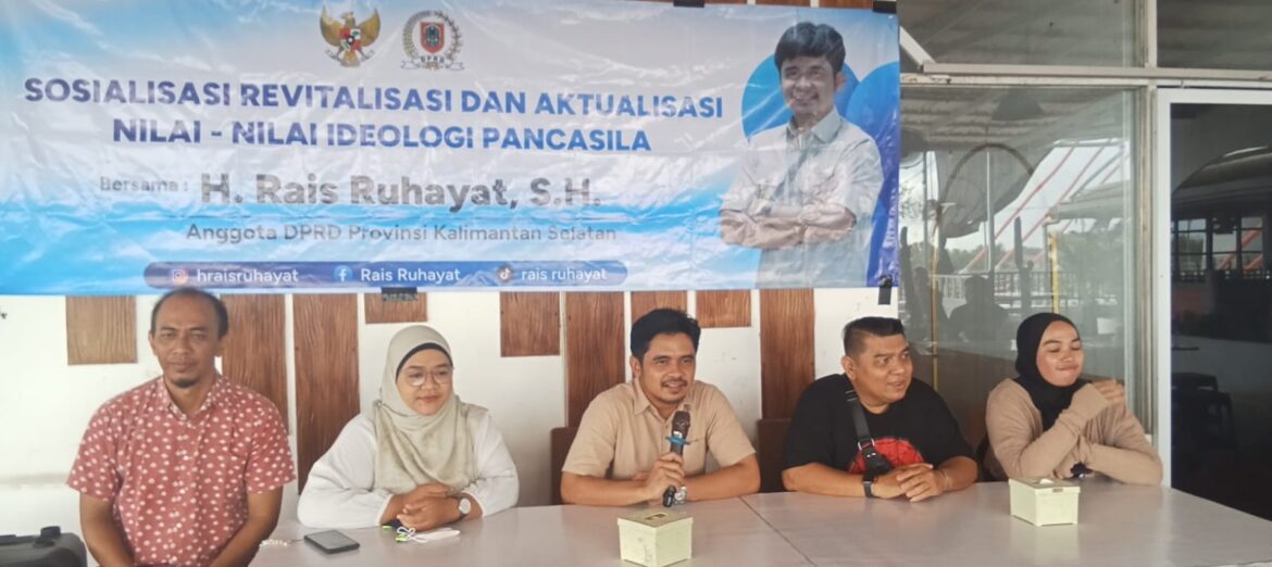 Ketua Komisi I DPRD Provinsi Kalsel H Rais Ruhayat, SH saat memaparkan pentingnya Ideologi Pancasila sebagai landasan berbangsa dan bernegara.(foto : ist)