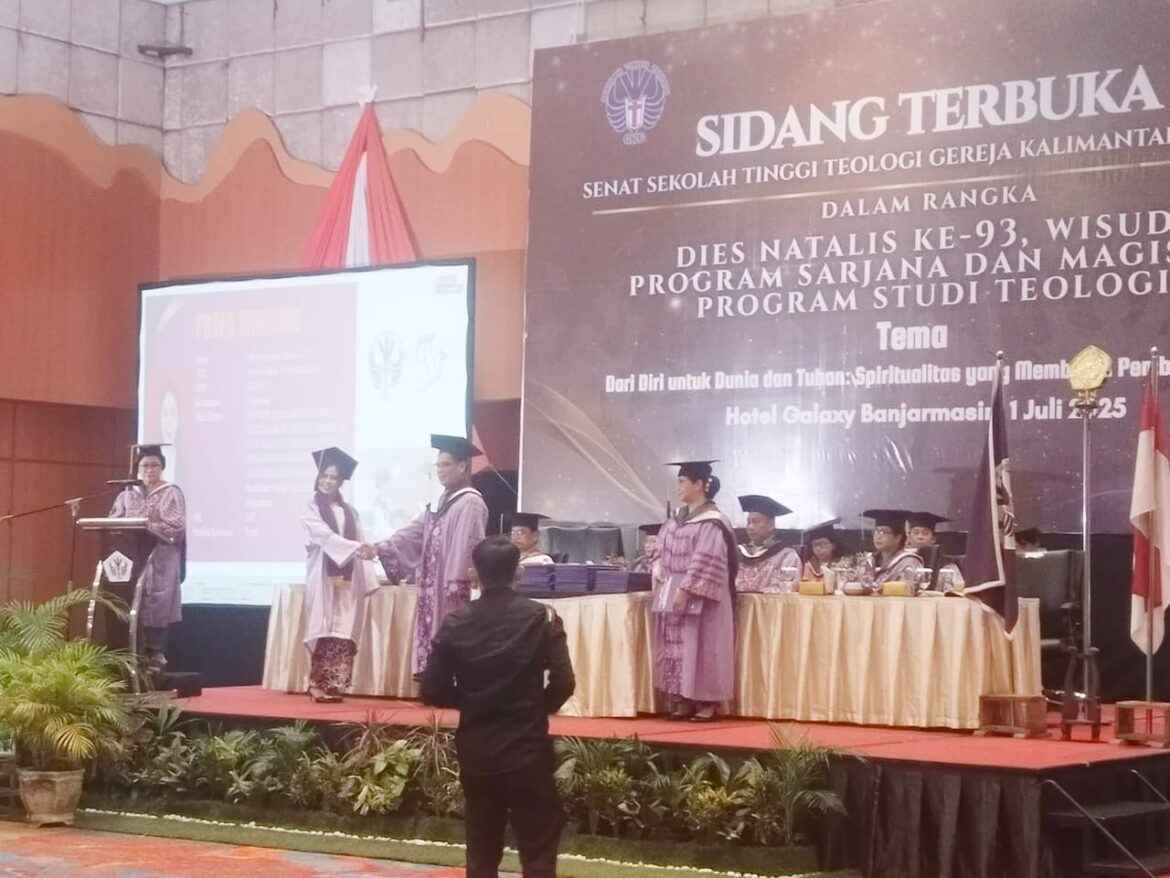Salah satu wisudawan STT GKE Kalimantan saat menerima ijazah dari Ketua dan guru besar, Selasa (1/7/2025) pagi. (foto: sum/brt)