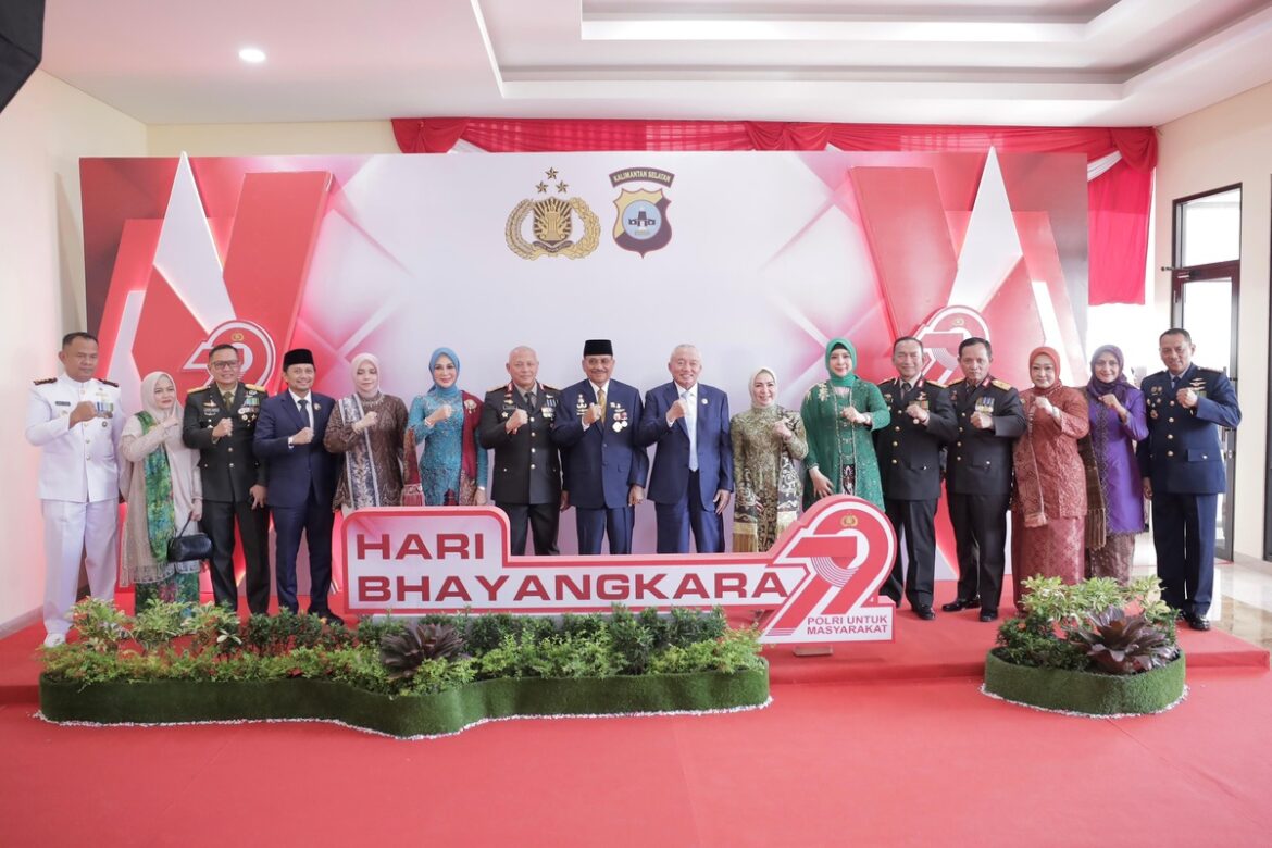 Ketua DPRD Provinsi Kalsel Dr (HC) H Supian HK, SH, MH bersama Gubernur Kalsel H Muhidin menghadiri peringatan Hari Bhayangkara ke-79 Tahun 2025 di Polda Kalsel, Kota Banjarbaru.(foto : humasdprdkalsel)