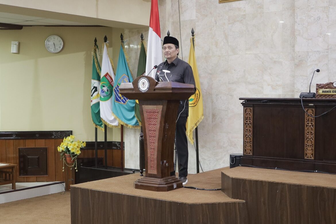 Wakil Gubernur Kalsel H Hasnuryadi Sulaiman saat menyampaikan Raperda tentang APBD Perubahan Tahun Anggaran 2025.(foto : humasdprdkalsel)