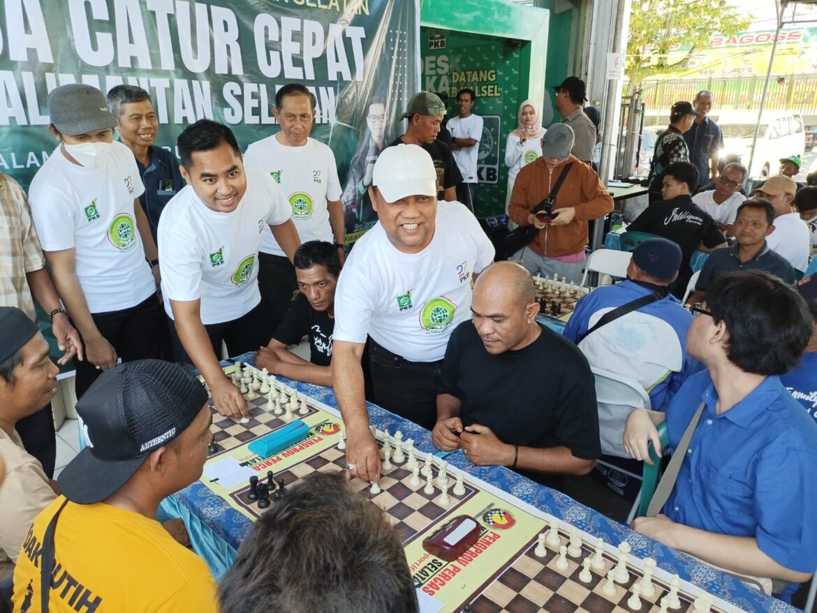 Pembukaan catur cepat dalam meriahkan Harlah PKB, Minggu (20/7/2025) di depan kantor PKB Kalsel, Jalan Gatot Subroto, Banjarmasin. (foto: Tolah/brt)
