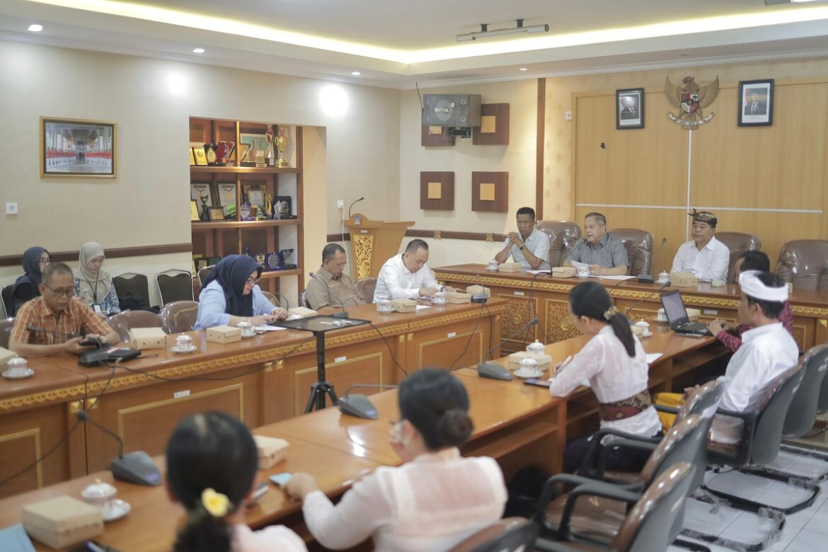 Rombongan Komisi IV DPRD Provinsi Kalsel melaksanakan kunjungan kerja ke Dinas Pendidikan Kepemudaan dan Olahraga (Disdikpora) Provinsi Bali.(foto : humasdprdkalsel)