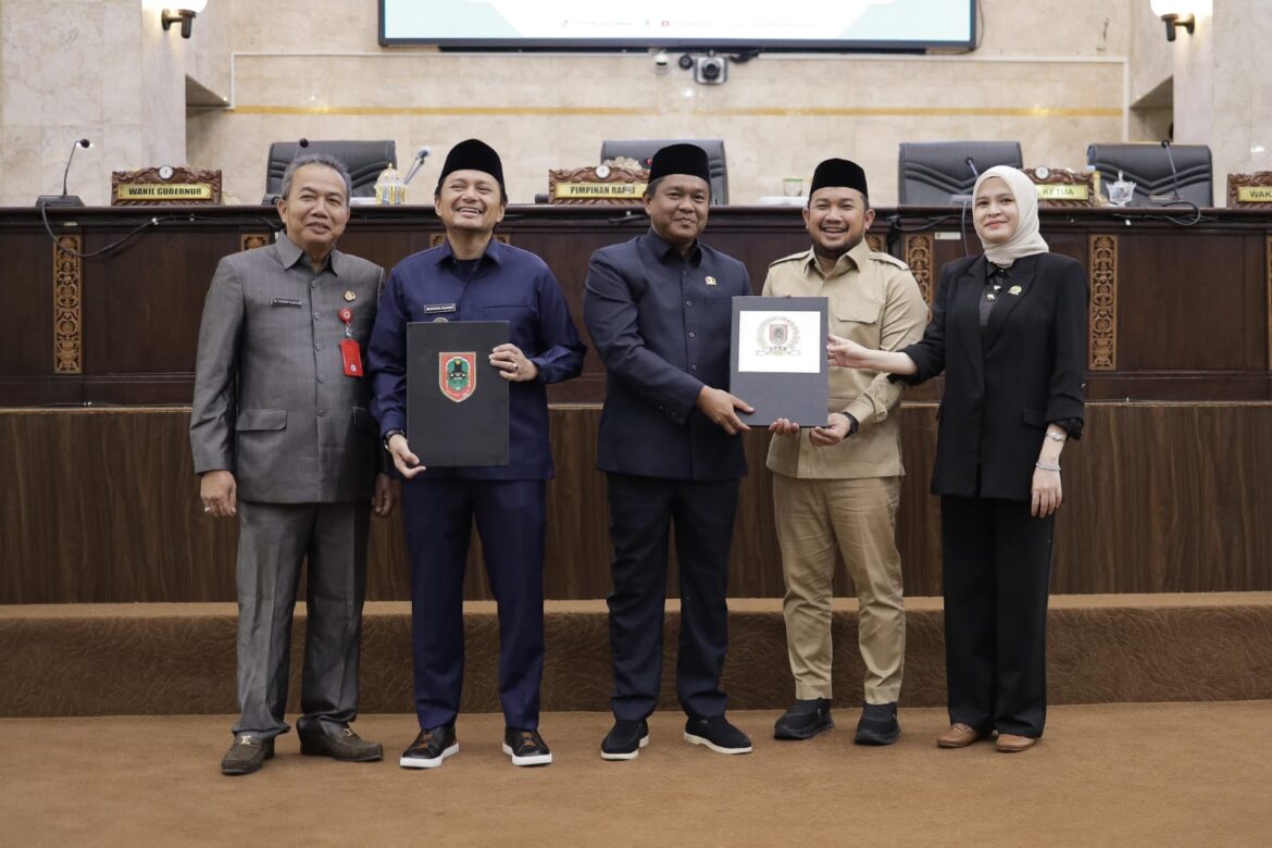 Wakil Gubernur Kalsel H Hasnuryadi Sulaiman bersama pimpinan DPRD Provinsi Kalsel dan Sekda Provinsi Kalsel Muhammad Syarifuddin perlihatkan dokumen yang sudah ditandatangani.(foto : humasdprdkalsel)