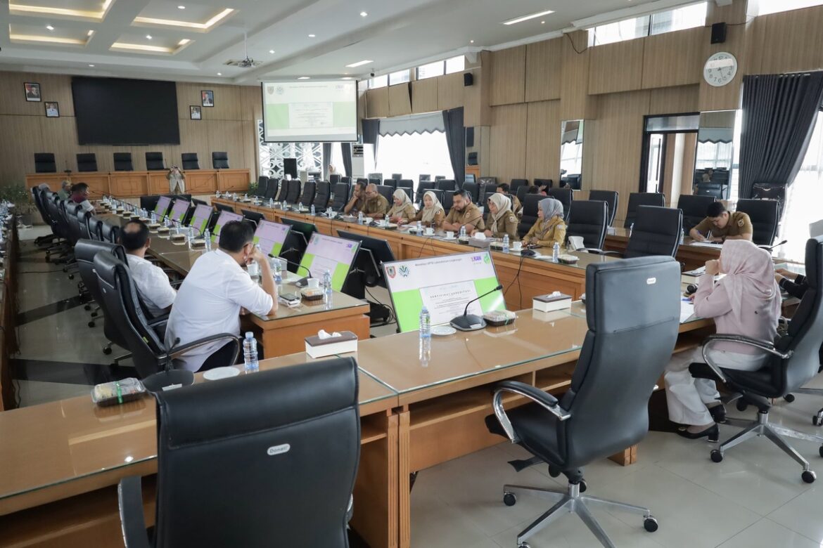 Komisi III DPRD Provinsi Kalsel menggelar rapat mediasi mempertemukan  PT MMI dan warga Rantau Bakula Kabupaten Banjar dengan perusahaan tambang PT MMI.(foto : humasdprdkalsel) Direktur Utama PT MMI Yudha Ramon.(foto : humasdprdkalsel)