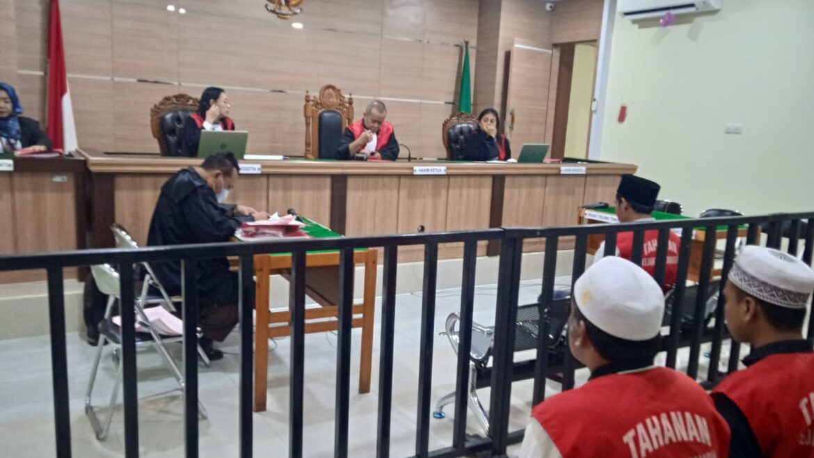Gusti Taupikurahman saat mendengarkan tuntutan jaksa atas perbuatan yang kembali dilakoninya, yakni menjadi kurir narkotika jenis sabu (Foto Filarianti).
