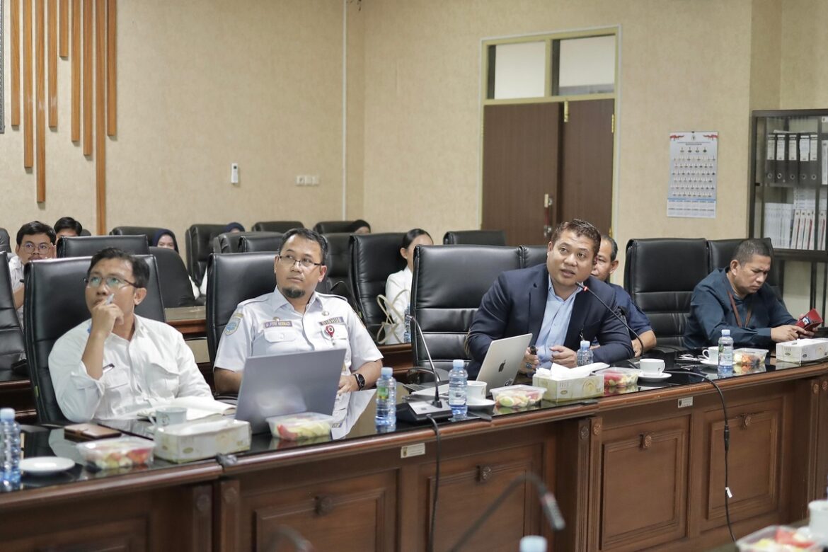 GM PT Angkasa Pura Bandara Syamsudin Noor Khaerul Assidiqi saat memaparkan kesiapan penerbangan rute ke Kuala Lumpur didampingi Kepala Dinas Perhubungan Provinsi Kalsel Fitri Hernadi.(foto : humasdprdkalsel)