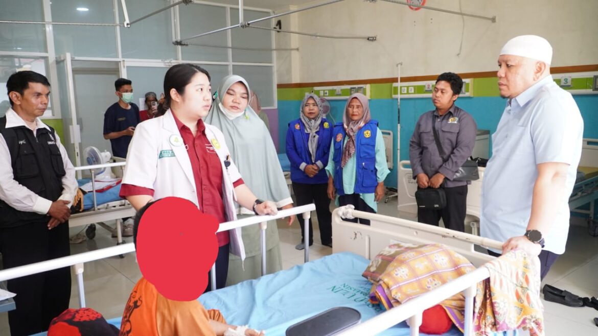 Habib Zakaria Bahasyim Anggota DPD RI Berbincang dengan Dokter Monica di Ruang Perawatan RSUD Ulin Banjarmasin