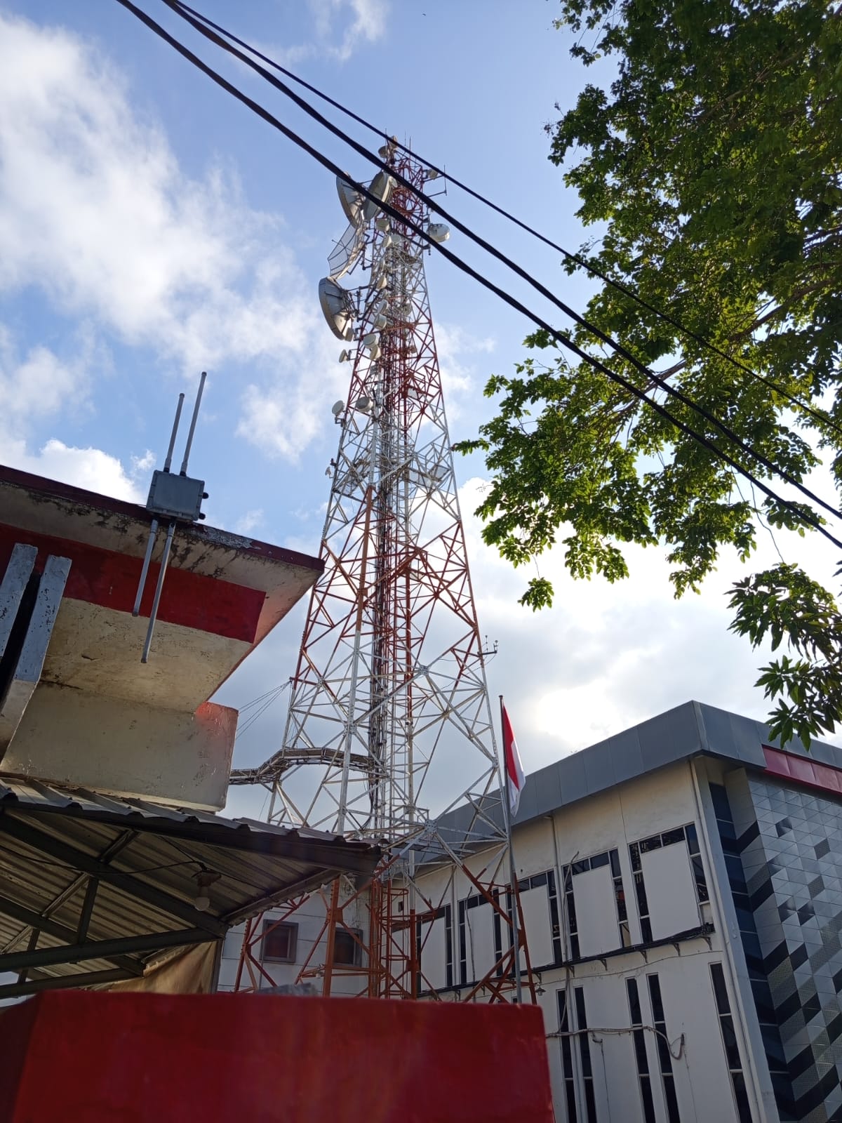 BTS Milik PT Telekomunikasi Indonesia (Telkom) adalah perusahaan induk dari PT Telekomunikasi Selular (Telkomsel) Berada di STO.1 Centrum Jalan Pangeran Samudera No 92 Kota Banjarmasin (foto:afdiannoor r)