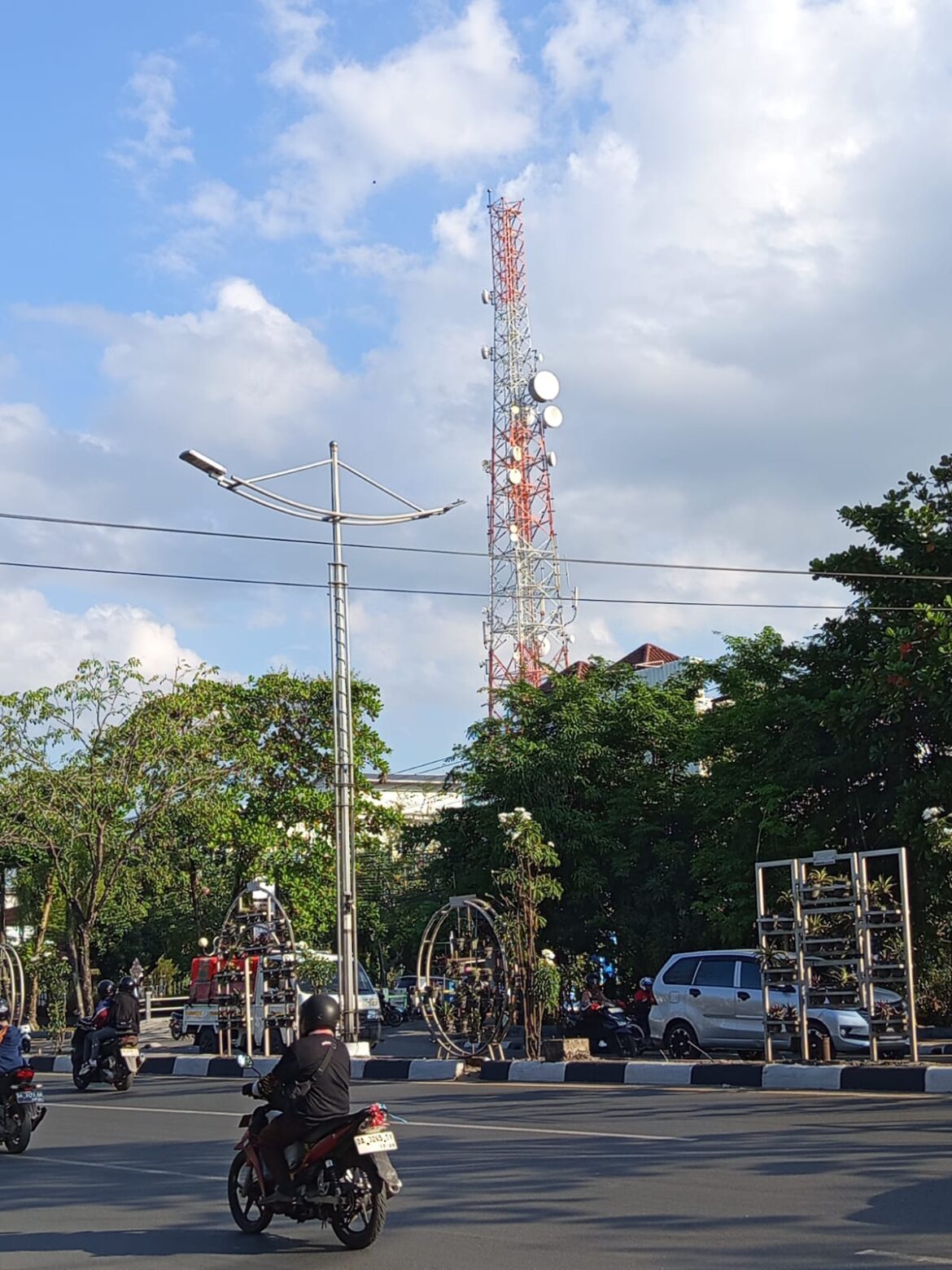 Tampak Base Transceiver Station (BTS) Milik Telkomsel di GraPARI Telkomsel Jl A. Yani Km 5.7 Kota Banjarmasin, Provinsi Kalimantan Selatan (foto:afdiannoor r)