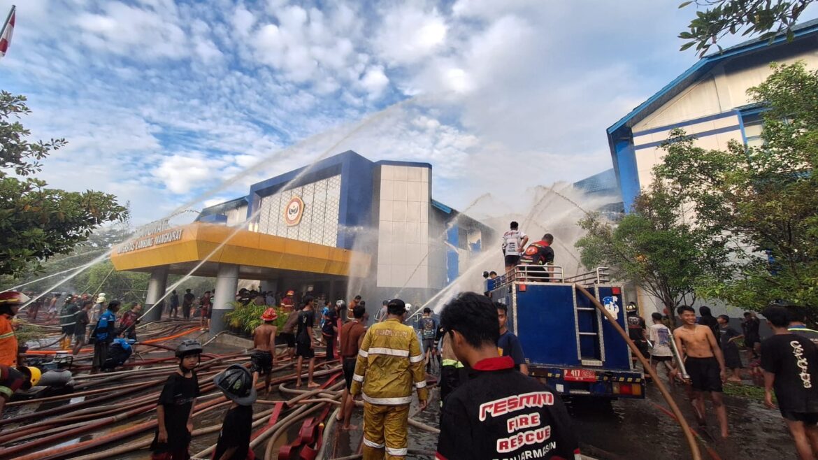 Barisan Pemadam Kebakaran sedang Memadamkan Api di depan Rektorat ULM yang terbakar