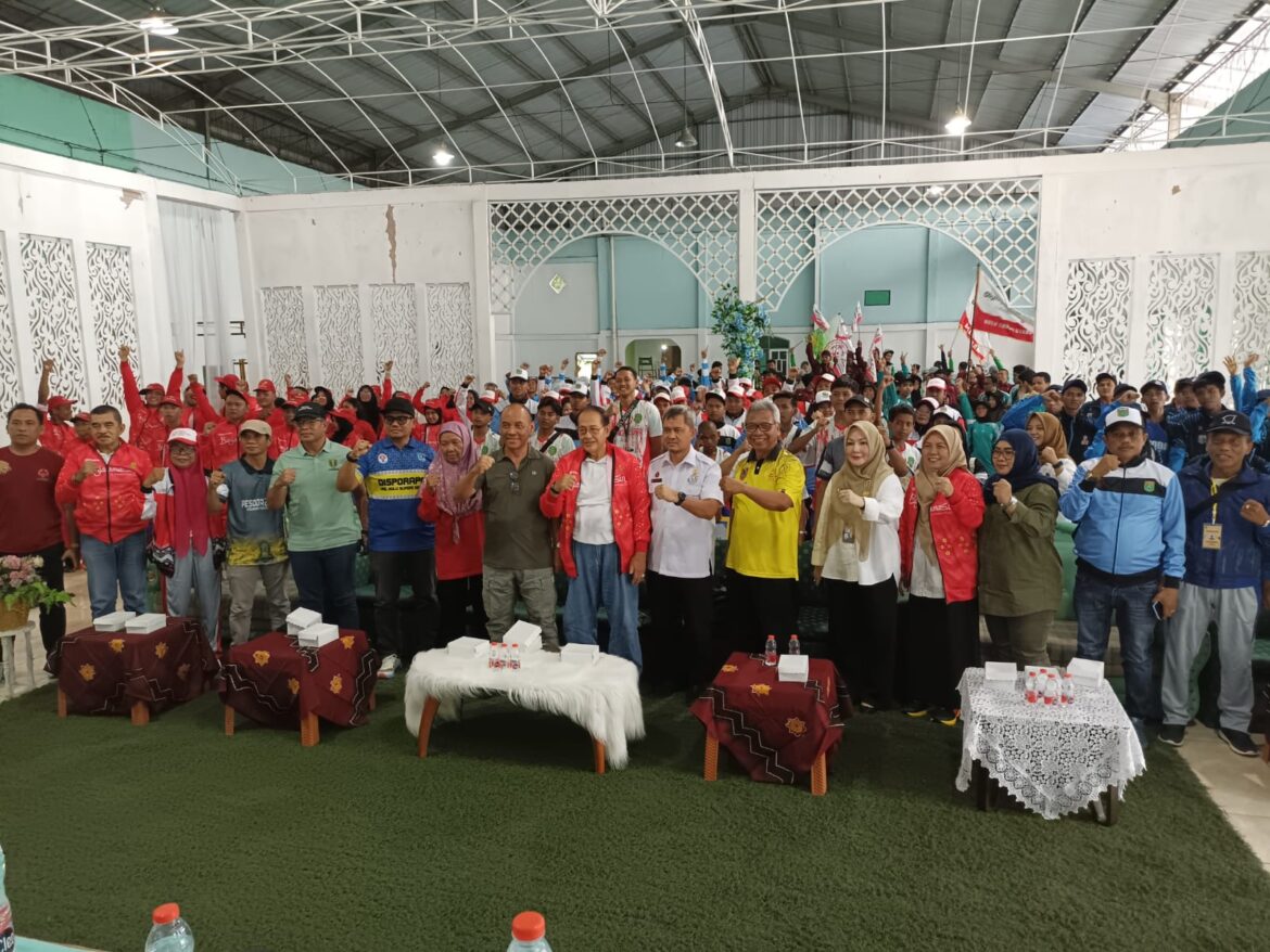 PEMBUKAAN-Acara pembukaan pelaksanaan Pesoda Kalsel, Rabu (9/7/2025) di Gedung Orix F3 Badminton Banjarbaru. (foto: Tolah/brt)