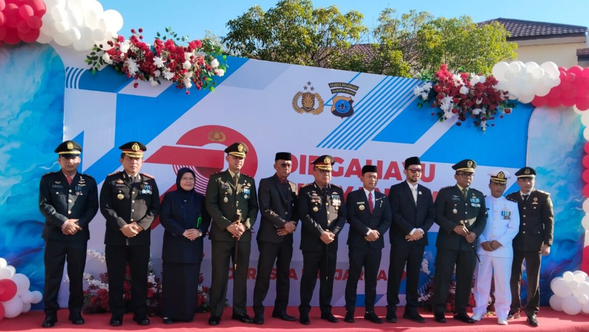 Upacara dan syukuran menandai puncak Hari Bhayangkara ke-79 yang dipimpin Kapolresta Banjarmasin Kombes Pol Cuncun Kurniadi dan dihadiri Wali Kota Banjarmasin HM Yamin HR serta unsur Forkopimkot, Selasa (1/7/2025). (foto: ist)