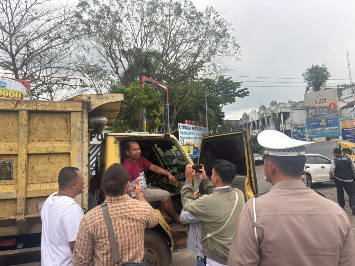 Anggota gabungan saat razia aturan truk masuk kota dan pelanggaran lainnya di Banjarmasin, Senin (7/7/2025) sore. (foto:istimewa)