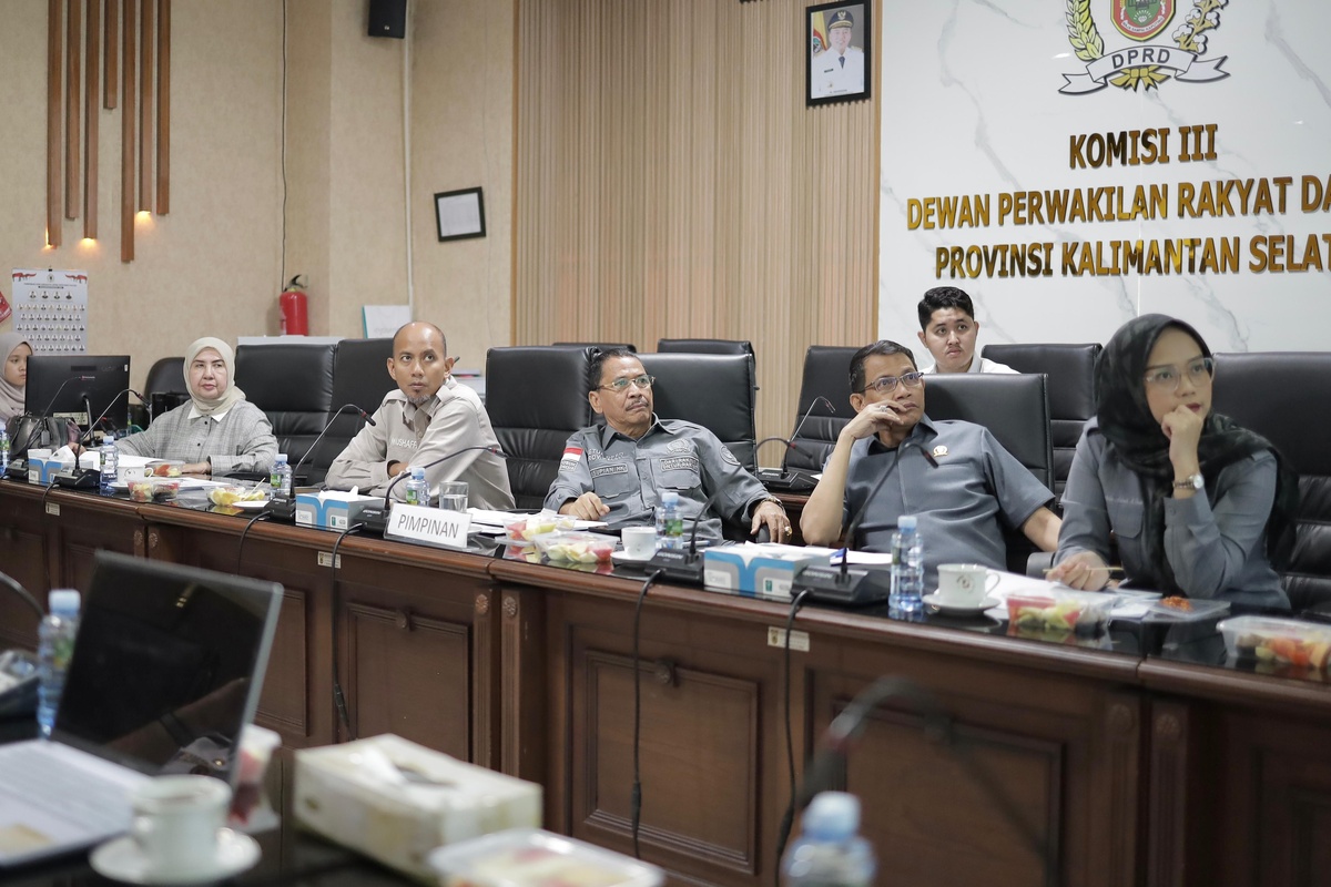 Ketua DPRD Provinsi Kalsel Dr (HC) H Supian HK, SH, MH saat mendengarkan paparan kesiapan penerbangan rute ke Kuala Lumpur dari Bandara Syamsudin Noor didampingi anggota Komisi III DPRD Provinsi Kalsel.(foto : humasdprdkalsel)