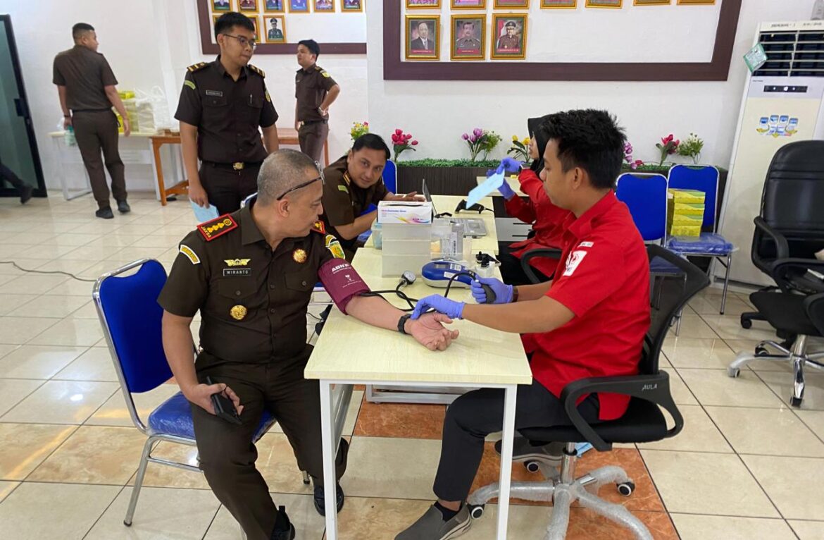 Kejari Banjarmasin E. R. Wiranto saat ikut melakukan proses donor darah.