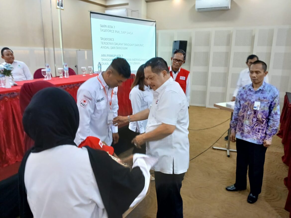 Ketua PMI Provinsi Kalsel H Gusti Iskandar Sukma Alamsyah saat mengukuhkan perwakilan Taskforce Relawan Tangguh Kebencanaan.(foto : sophan/brt)