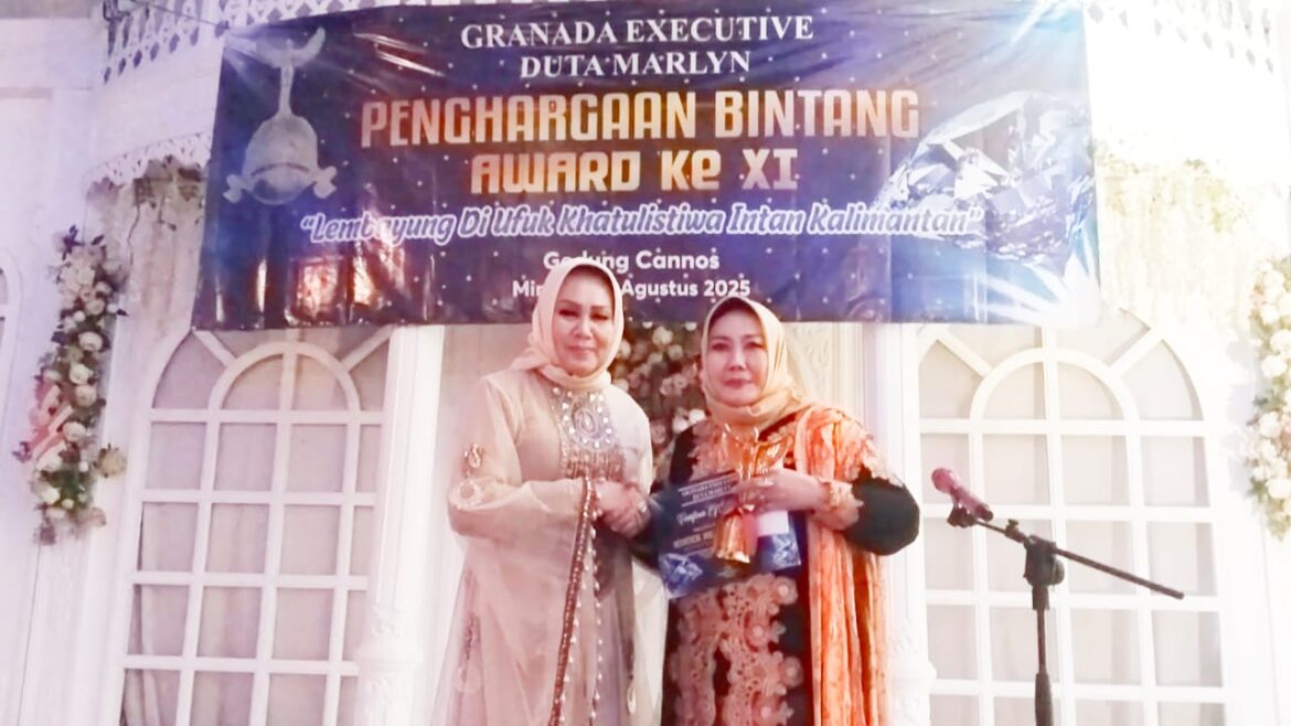 Ny Marlyn (kiri) saat menyerahkan Penghargaan Bintang Award ke XI Granada Eksekutif Duta Marlyn kepada Mimiek Hendayatie S, Pi (kanan), Minggu (31/8/2025) pagi. (foto:sum/brt)