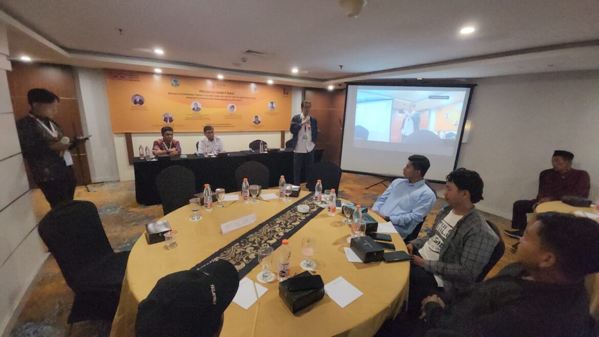 Hadir Ketua Umum AII, Prof (R) Ir H. Didiek Hadjar Goenadi, M.Sc., Ph.D., APU., APEC Eng., INV, dalam Promosi Sawit Baik melalui Diseminasi Teknologi Grant Riset Sawit (GRS) di Grand Qin Hotel Banjarbaru Kalsel, Kamis (28/8/2025). Kegiatan tersebut terlaksana dari AII, BRIN, dan BPDP.