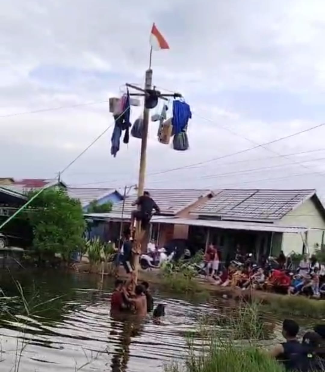 Lomba Panjat Pinang Memperingati HUT ke-80 RI di kawasan Handil Bakti Kecamatan Alalak, Provinsi Kalimantan Selatan (Kalsel) dengan Semangat Kebersamaan Gotong Royong untuk Bersatu, pada Minggu 17 Agustus 2025.