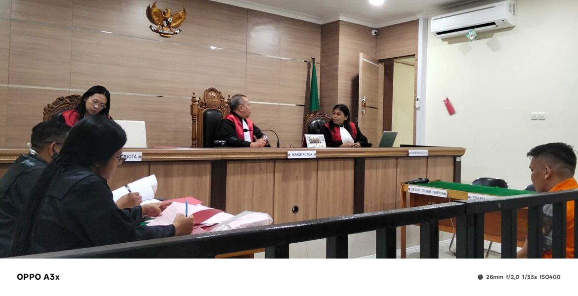 Terdakwa Aziz Miswar saat mendengarkan tuntutan jaksa pada sidang di PN Banjarmasin, Rabu (27/8).
