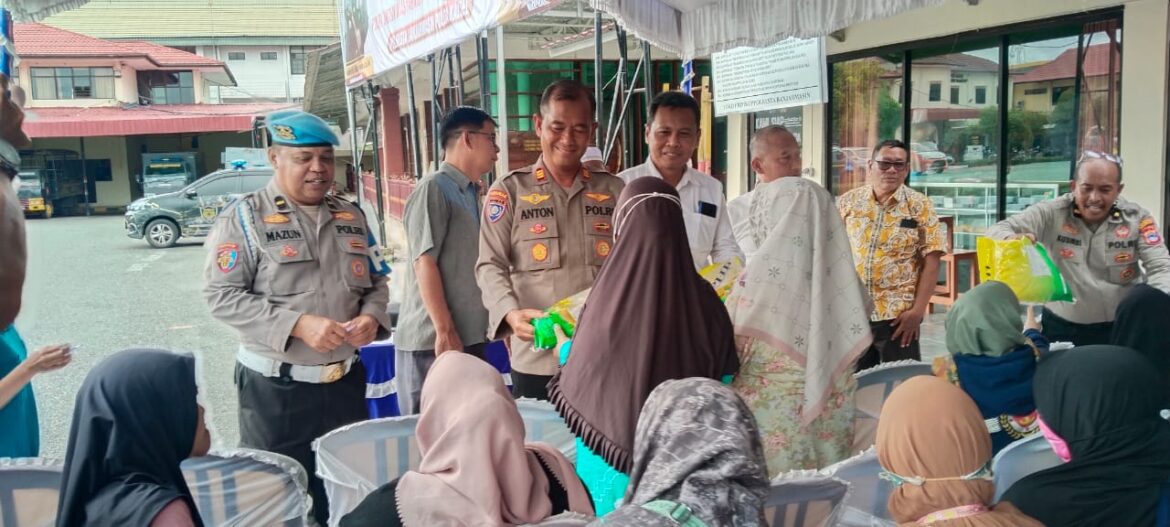 AKP Anton Yuwono selaku Kasat Binmas mewakili Kapolresta Banjarmasin Kombes Pol Cuncun Kurniadi saat membagikan beras SPHP dalam rangka menyukseskan Gerakan Pangan Murah (GPM), Kamis (21/8/2025) siang. (foto:sum/bgt)