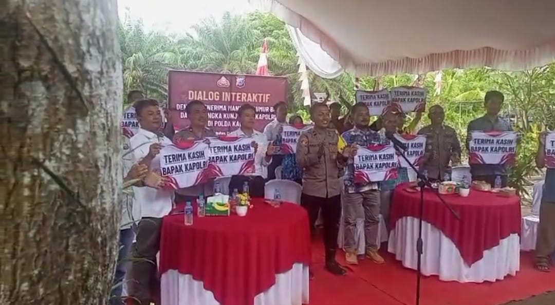 Kabagops Polres Batola Komisaris Polisi (Kompol) Suroto didampingi tokoh masyarakat saat video conference dengan Kapolri Jenderal Pol Listyo Sigit Prabowo