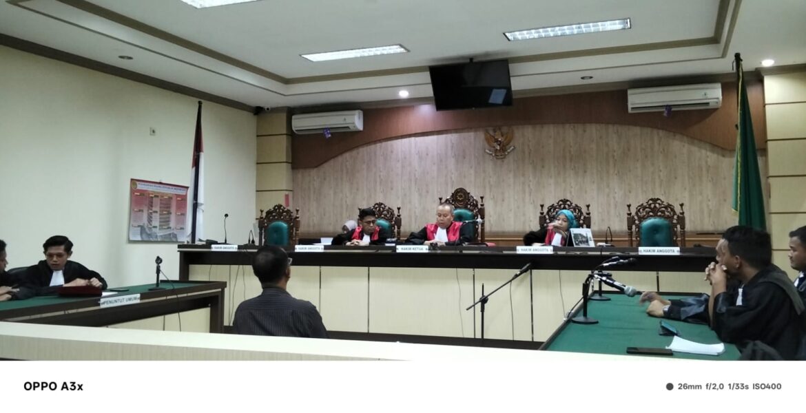 Darmono saat mendengarkan vonis majelis hakim yang diketuai Indra Meinantha Vidi SH pada sidang lanjutan di Pengadilan Tipikor Banjarmasin (Foto Filarianti)