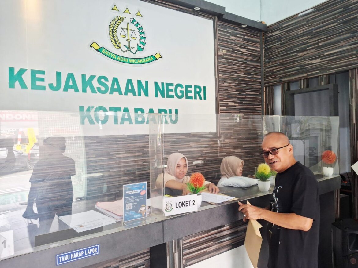 Ketua BP3K-RI Perwakilan Kalsel, Muslim Ma’in usai resmi memasukan laporan ke Kejari Kotabaru (Foto Istimewa)