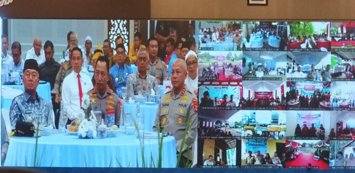 Kapolri Jenderal Polisi Drs. Listyo Sigit Prabowo didampingi Gubernur Kalsel H Muhidin dan Kapolda Kalsel Irjen Pol Rosyanto Yudha Hermawan saat video conference bersama polres jajaran di Mapolda Kalsel , Banjabaru (Foto Mercy)