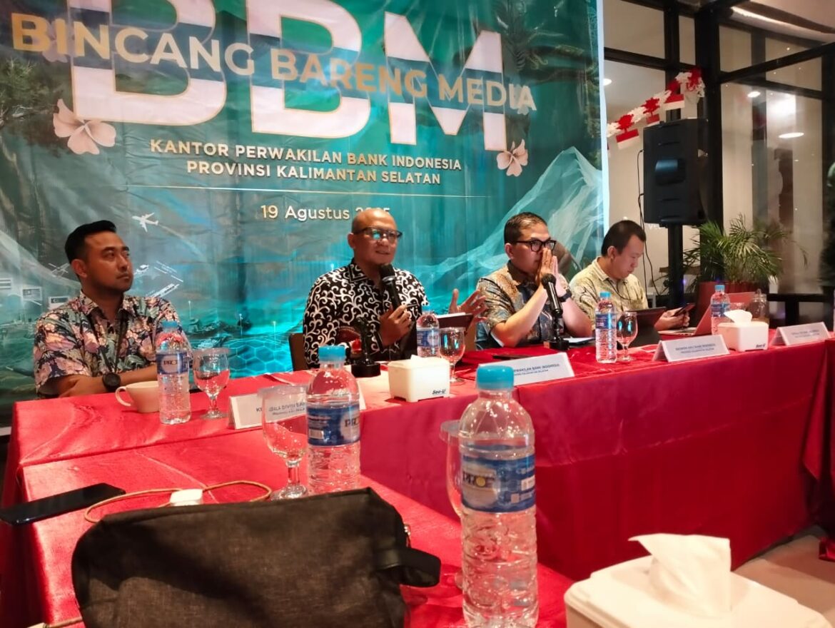 Kepala Perwakilan BI Kalsel Fadjar Majardi saat berbincang bareng media