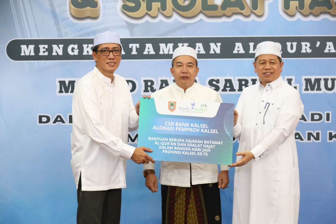 Direktur Utama Bank Kalsel Fachrudin dan Sekdaprov Kalsel HM Syarifuddin, Kepala Kanwil Kemenag Kalsel HM Tambrin (foto:humas bank kalsel)