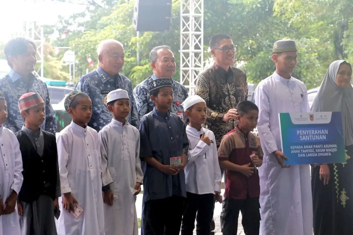 Penyerahan santunan secara simbolis kepada 980 penerima, yang dilaksanakan pada pembukaan Kalsel Expo 2025, di Kawasan Perkantoran Pemerintah Provinsi Kalimantan Selatan, Banjarbaru,