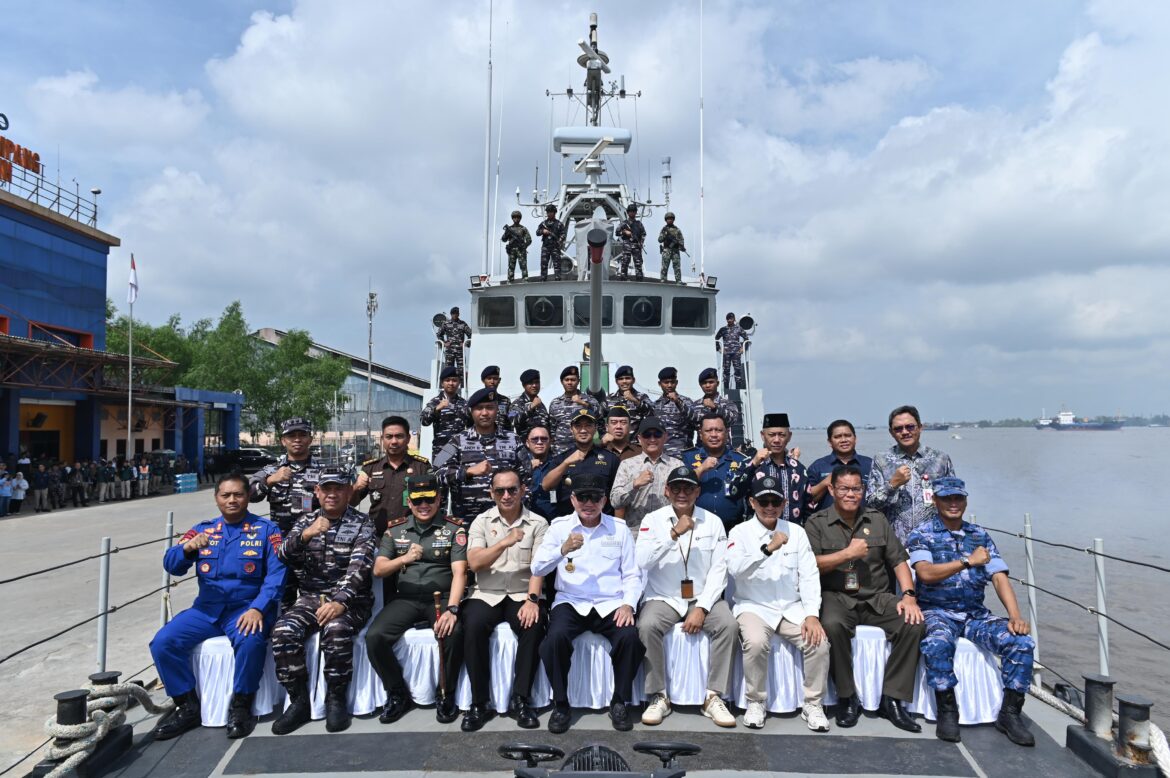 Gubernur Kalsel Haji Muhidin Bersama Bank Indonesia dan TNI AL di KRI