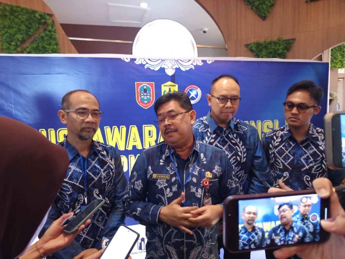 Dr HM Muslim Mewakili Gubernur Kalsel didampingi H Deddy Subiantoro (Ketua APKLINDO Kalsel), Kus Junianto (DPN APLKINDO) usai Pembukaan Musprov II APLKINDO Kalsel Tahun 2025 di Fave Hotel Banjarmasin