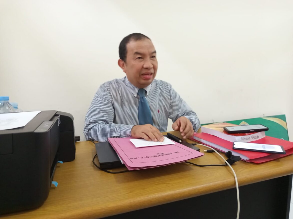 Kepala Lembaga Etik Dr Adwin Tista