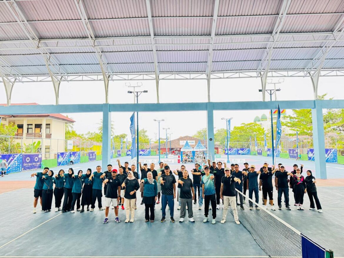 Rangkaian Sweet Slice Tennis Tournament Vol. III 2025 resmi berakhir dengan penutupan yang dipimpin langsung oleh Sekretaris Daerah Provinsi Kalimantan Selatan, Muhammad Syarifuddin, di Lapangan Tenis Dharma Praja.