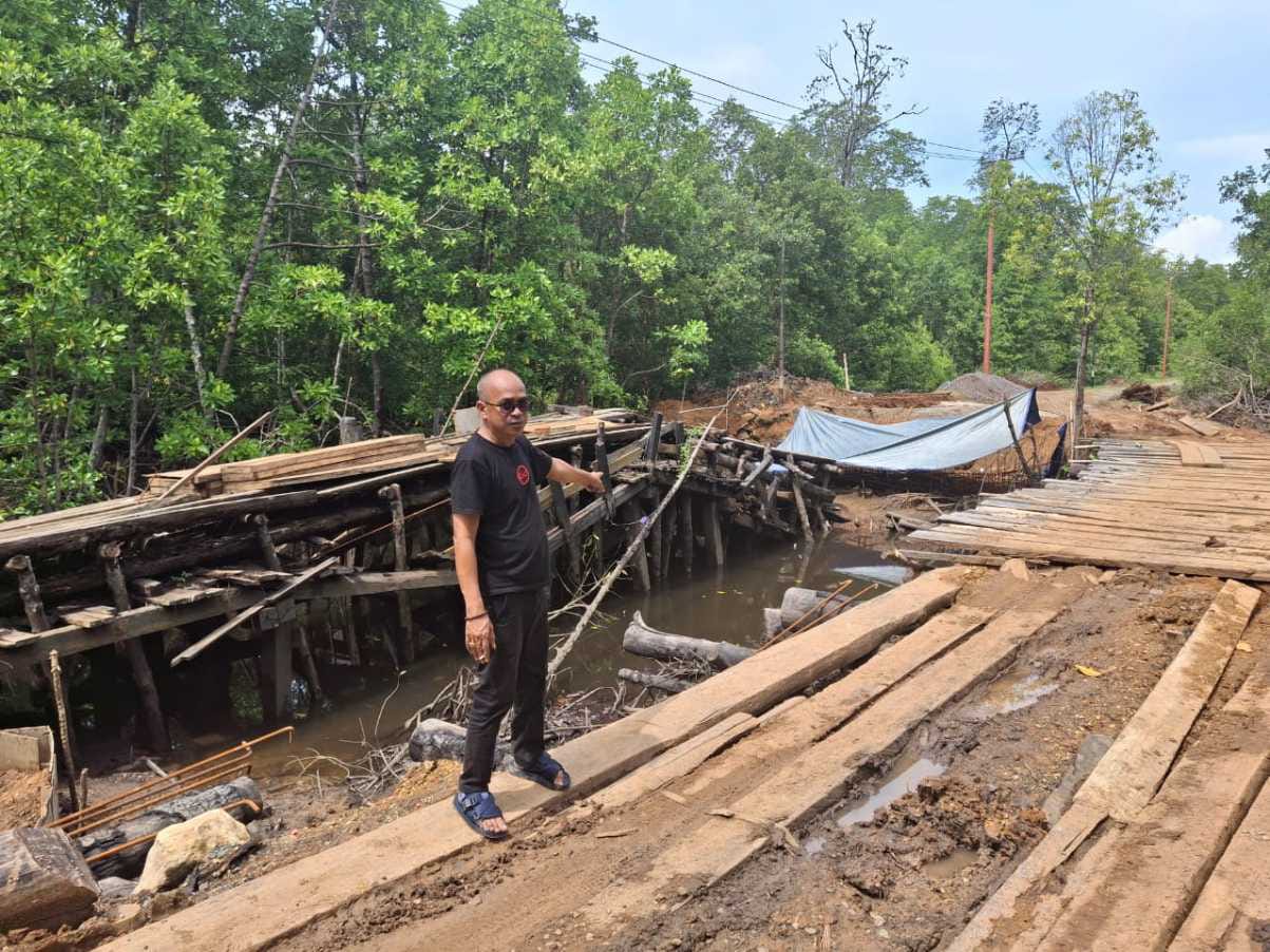 Ketua BP3K-RI Perwakilan Kalsel, Muslim Ma’in saat menunjukkan proyek jembatan yang bermasalah (Foto Istimewa)