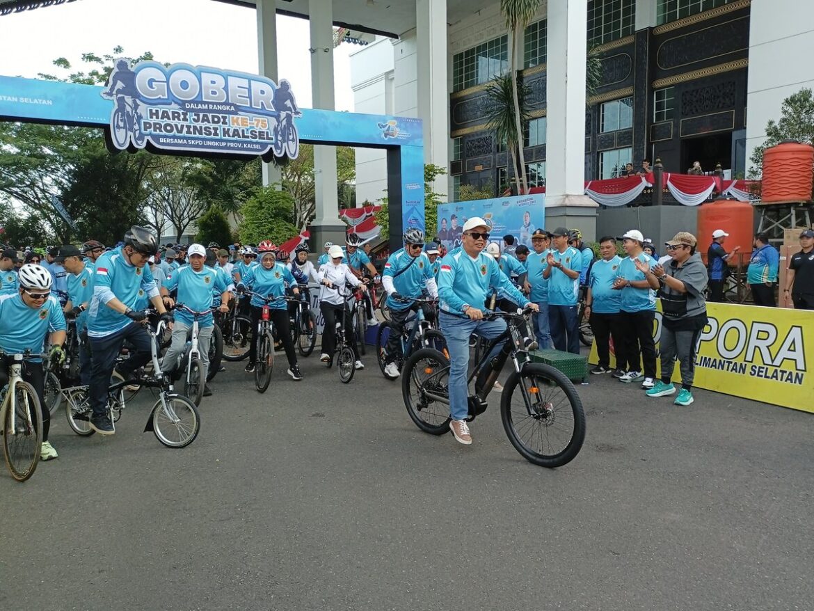 Kegiatan Gober HUT Kalsel dan RI yang diikuti Sekretaris Daerah Kalsel, M. Syarifuddin, Minggu (3/8/2025) di Banjarbaru. (foto: Tolah/brt)