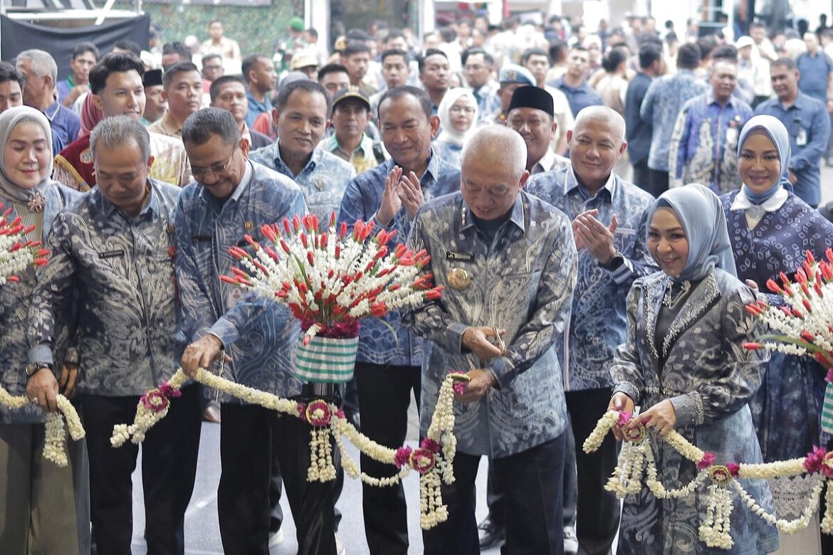 Ketua DPRD Provinsi Kalsel Dr (HC) H Supian HK, SH, MH turut menghadiri pembukaan Kalsel Expo 2025 di Kompleks Perkantoran Pemprov Kalsel.(foto : humasdprdkalsel)