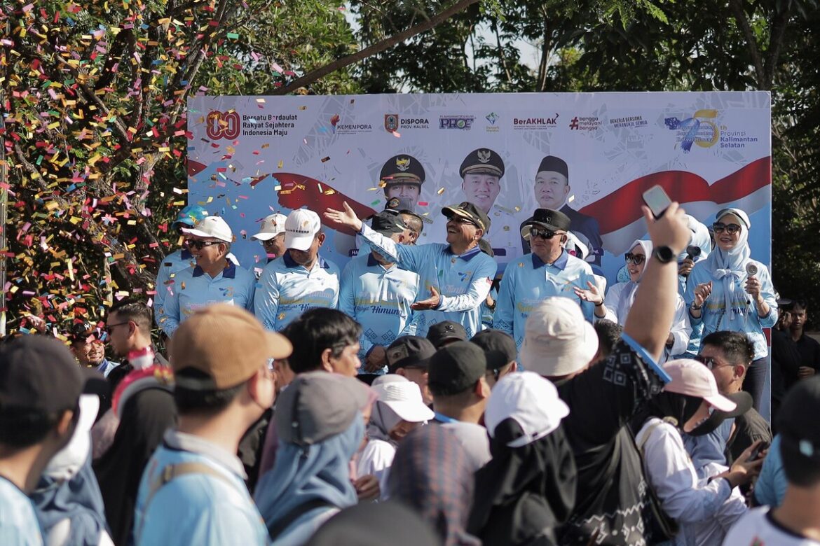 Ketua DPRD Provinsi Kalsel Dr (HC) H Supian HK, SH, MH saat menghadiri kegiatan Jalan Sehat sekaligus Peluncuran Identitas Kependudukan Digital (IKD) "Merangkul Semua" yang digelar di kawasan Perkantoran Pemprov Kalsel.(foto : humasdprdkalsel)