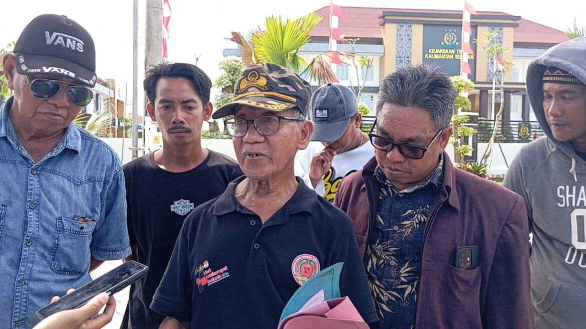 Ketua Babak Kalsel Bahrudin alias Udin Palui bersama anggotanya saat berada di Kantor Kejati Kalsel.(dok).