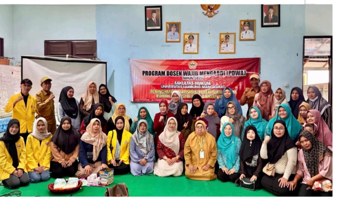 Tim Pengabdian Masyarakat FH ULM berfoto bersama peserta di salah satu kelurahan di Kota Banjarmasin belum lama tadi. (Foto: istimewa).
