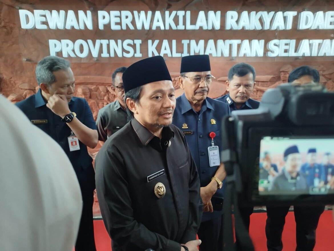 Ketua DPD Partai Golongan Karya Provinsi Kalsel terpilih H Hasnuryadi Sulaiman saat menyampaikan keterangan pers terkait dugaan pemalsuan tandatangan.(foto : ist)