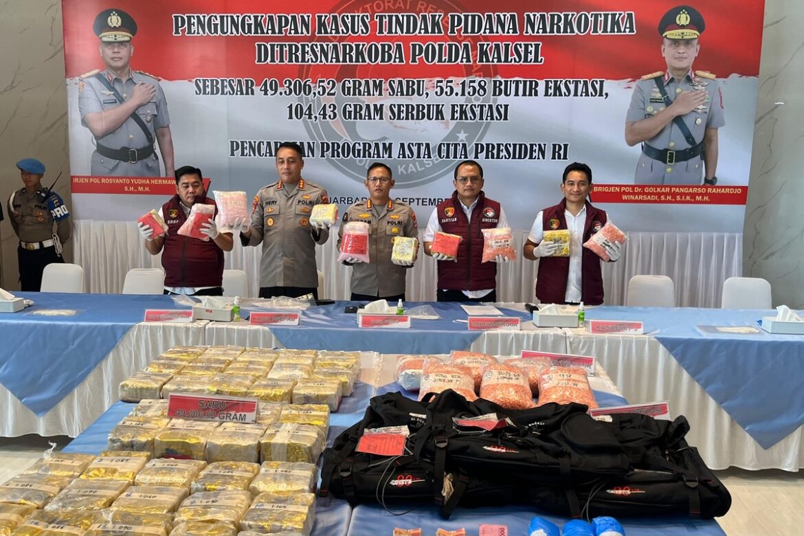 Dirresnarkoba Polda Kalsel Kombes Pol Baktiar Joko Mujiono, didampingi Kabid Humas Kombes Pol Adam Erwindi, Kabid Propam Kombes Pol Herry Purnomo, Wadirresnarkoba AKBP Dody Harza Kusumah, serta Kasubdit 3 AKBP Ade Harri saat press conference, Selasa (16/9/2025) (Foto Iman Satria)
