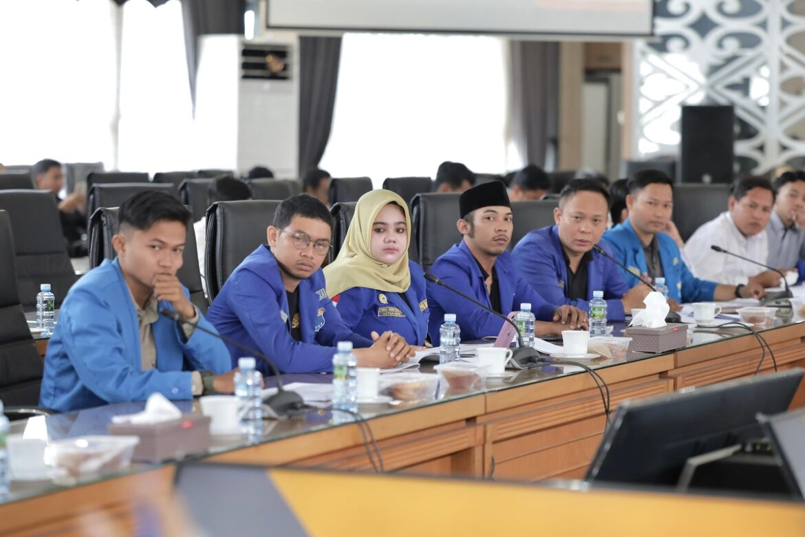 PMII Kalsel lakukan audensi dengan pimpinan DPRD Kalsel dan Komisi III serta pihak terkait lainnya membahas lemahnya penegakan Perda Kalsel Nomor 3 Tahun 2012.(foto : humasdprdkalsel)